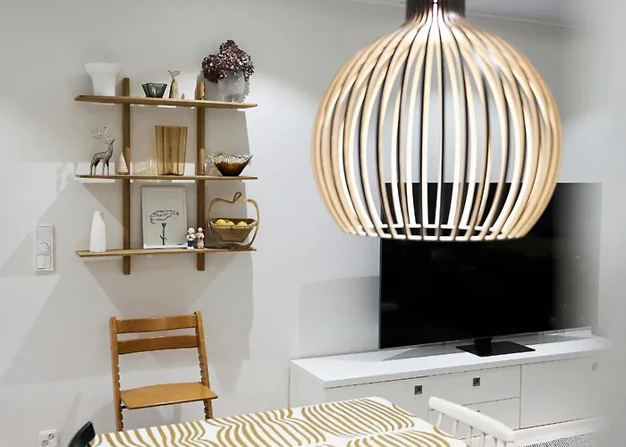 Cozy And Roomy Near Center *